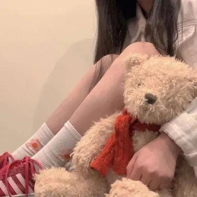 坐在酒吧里吃蛋糕